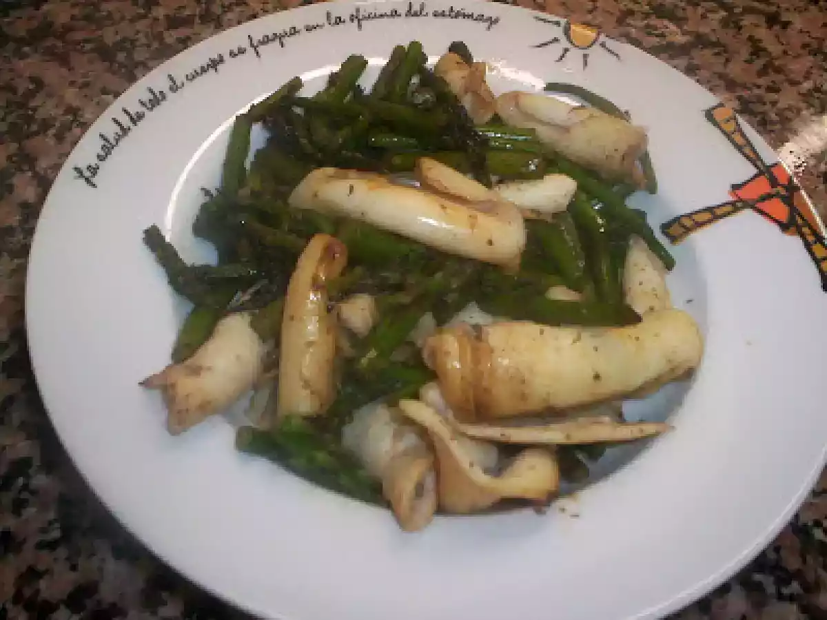 ESPARRAGOS TIERNOS CON CALAMARES.