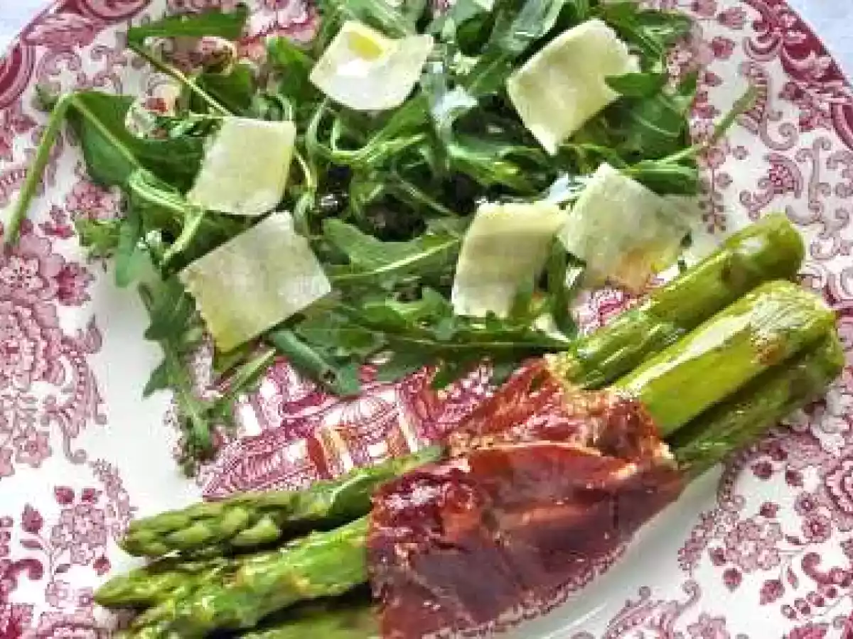 Espárragos trigueros atados con jamón