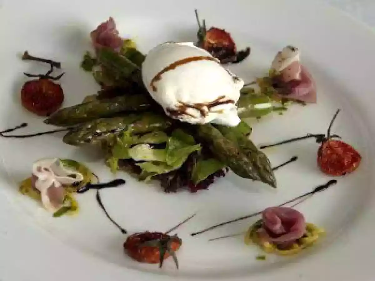 Espárragos trigueros con huevos escalfados jamón y tomates secos