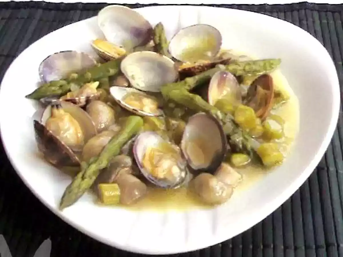 Espárragos verdes con almejas