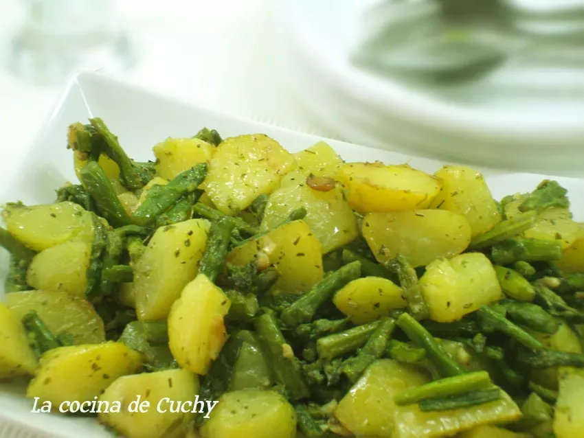 Espárragos verdes con patatas al horno - Receta Petitchef