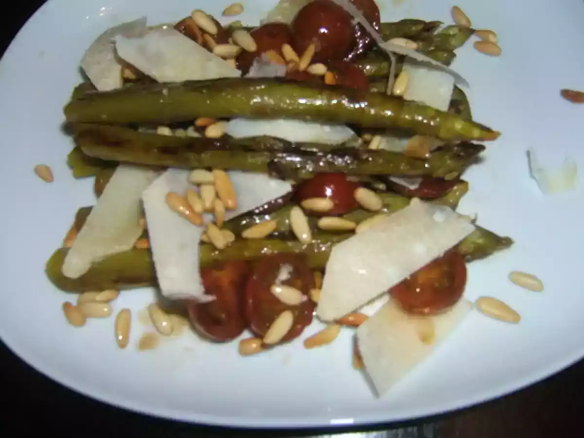 Espárragos verdes con tomate y reducción de Módena.
