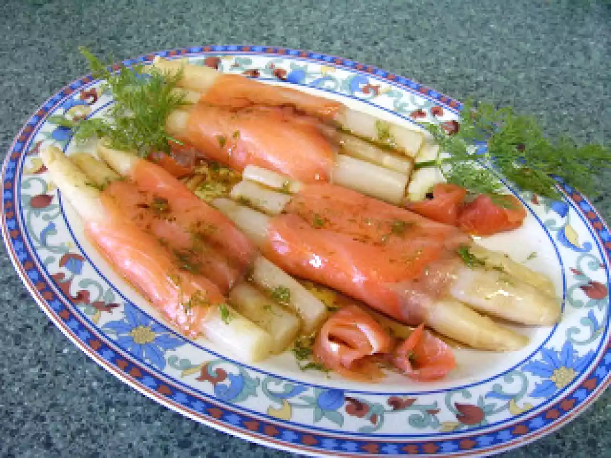 Esparragos y salmón a la vinagreta de Eneldo