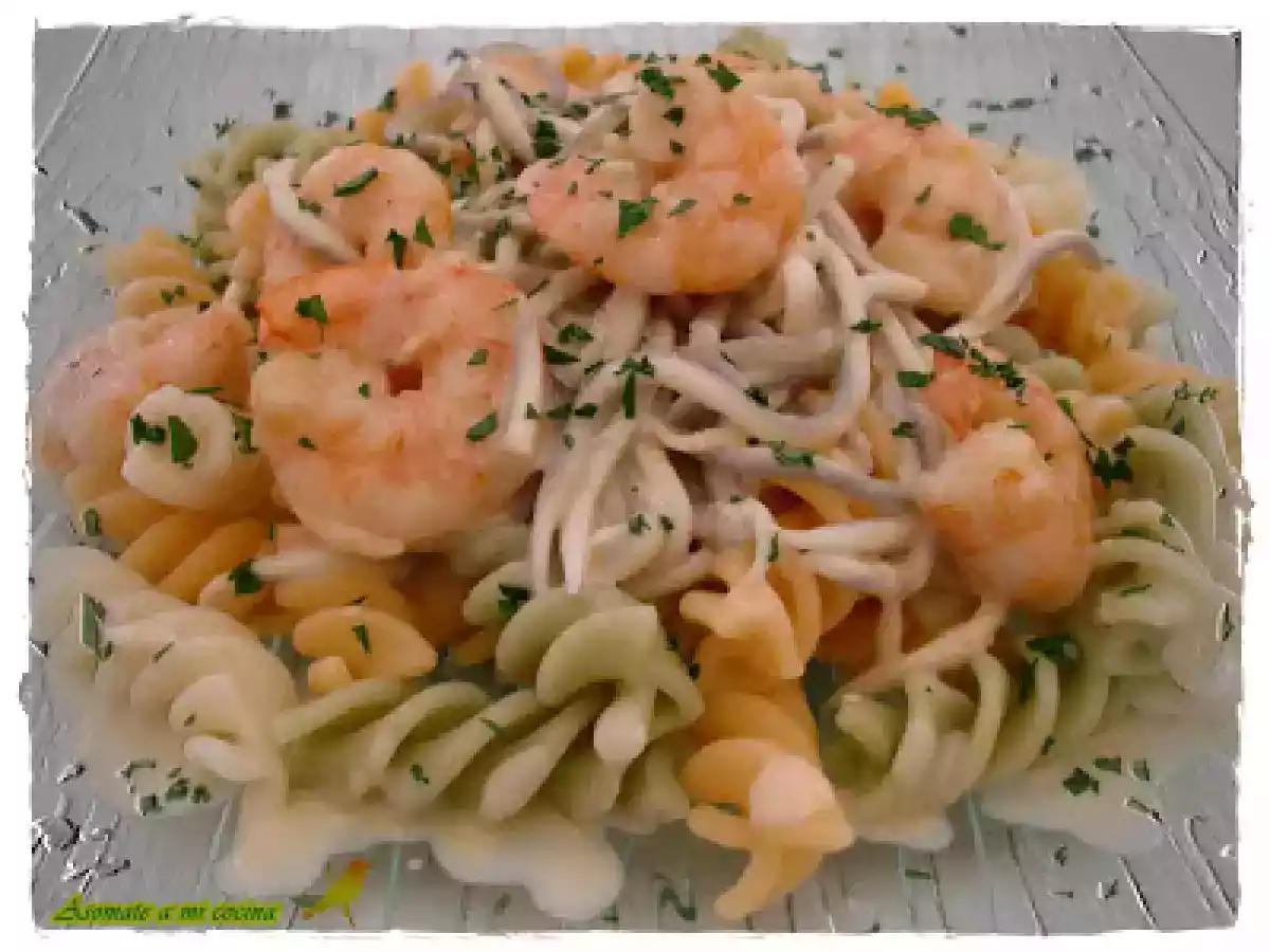 Espirales con langostinos y gulas - foto 2