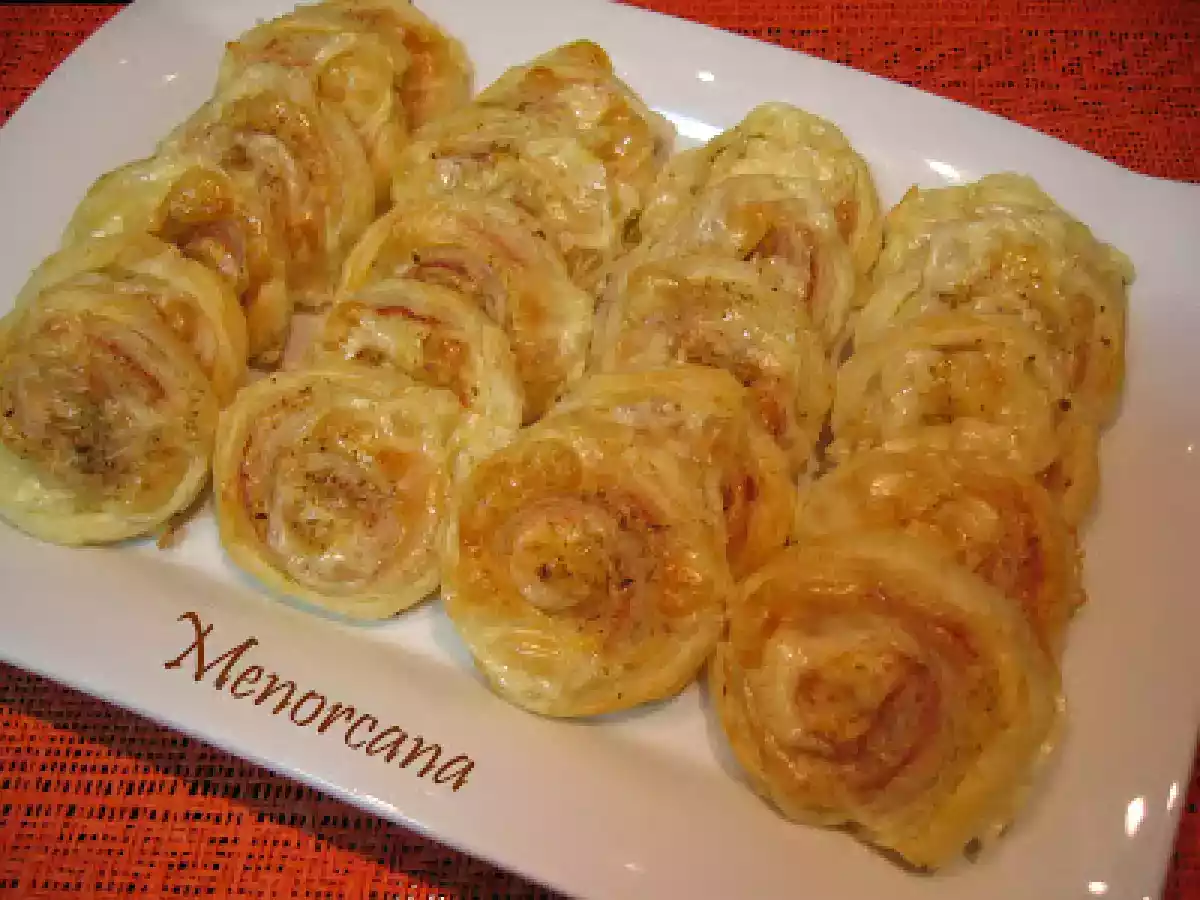 Espirales de hojaldre con jamón y queso