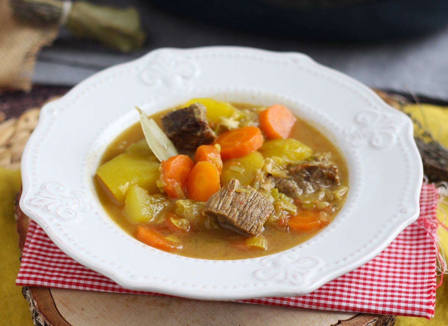 Estofado de patatas y carne de ternera en olla express Receta Petitchef