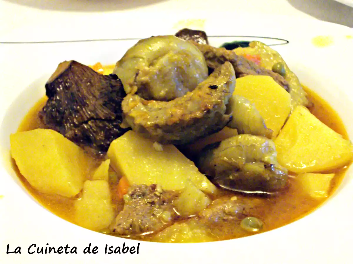 Estofado de solomillo, alcachofas y robellones