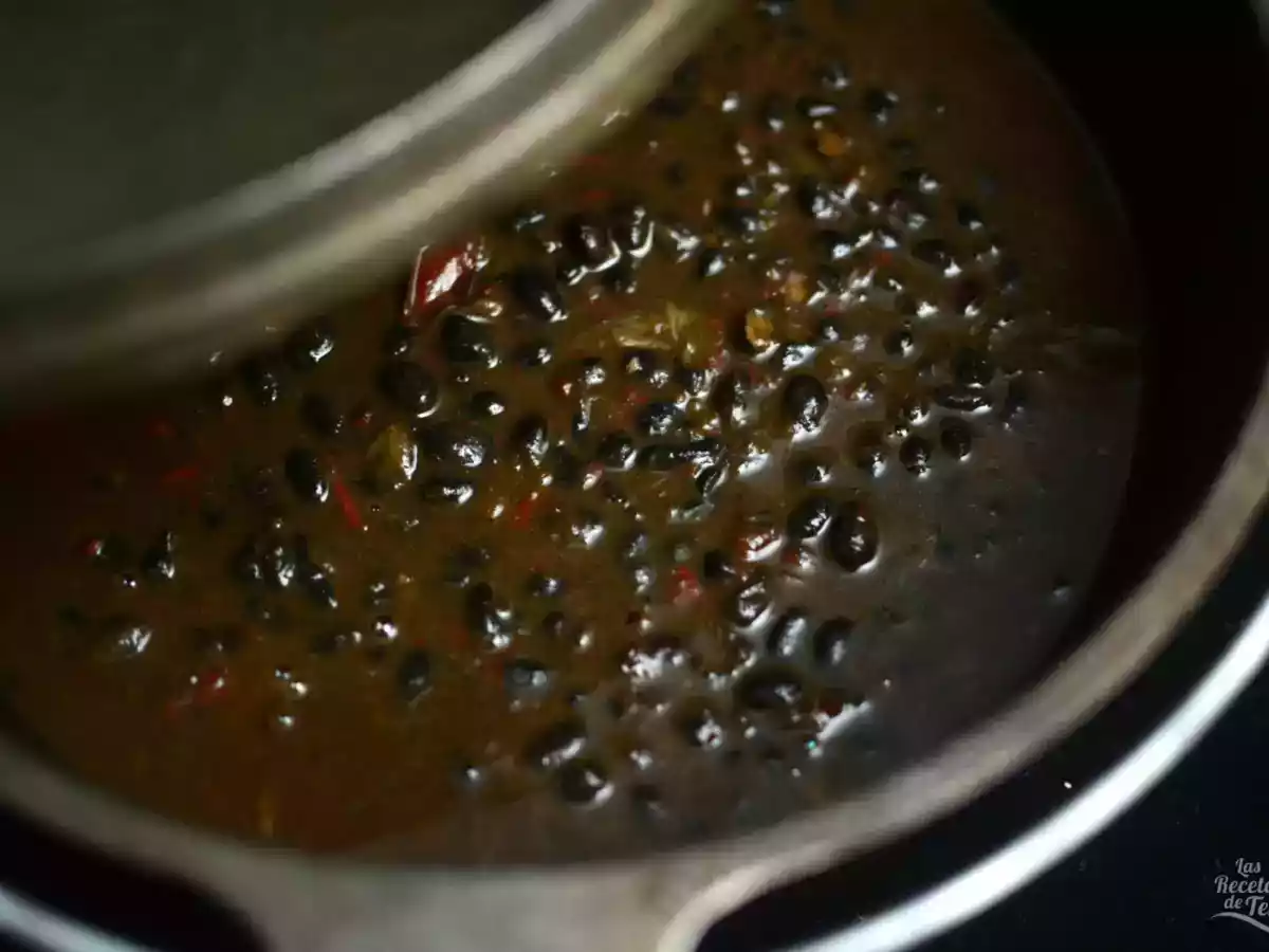 Exquisitas alubias negras preparadas en cacerola de hierro