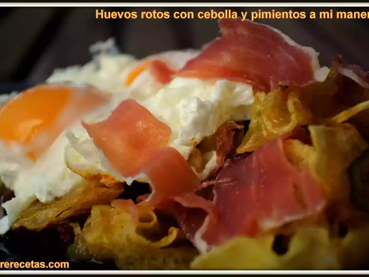 Exquisitos huevos rotos con cebolla y pimientos, a mi manera... - foto 2