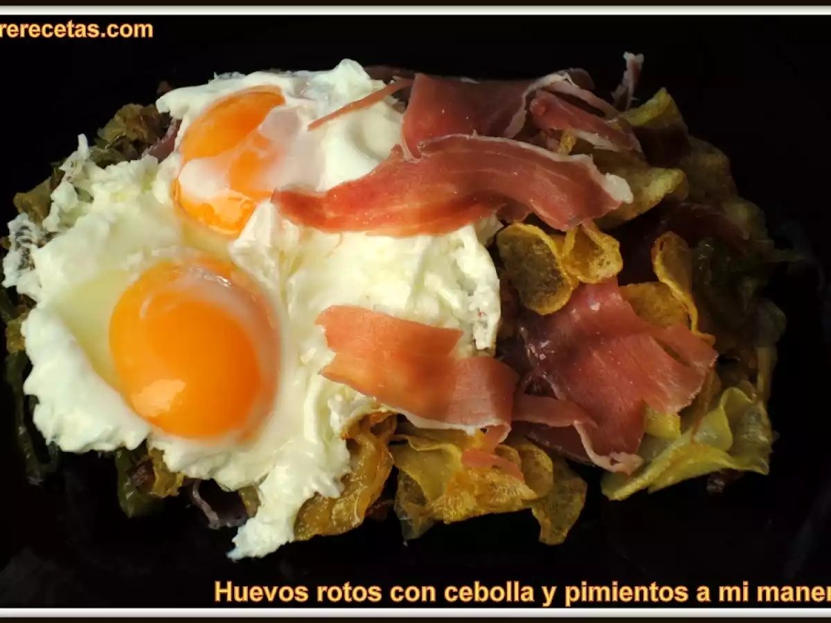 Exquisitos huevos rotos con cebolla y pimientos, a mi manera... - foto 3