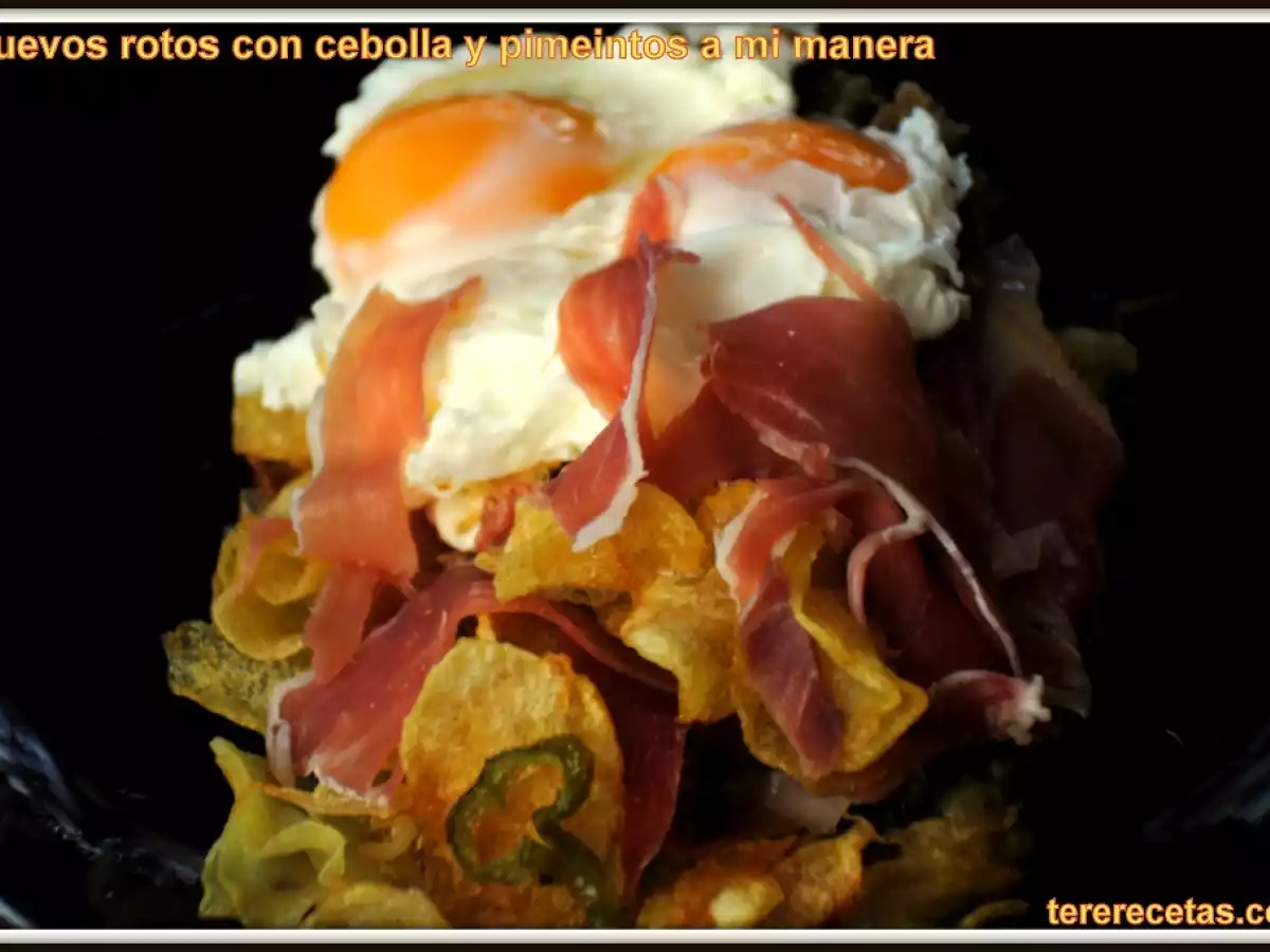 Exquisitos huevos rotos con cebolla y pimientos, a mi manera... - foto 4