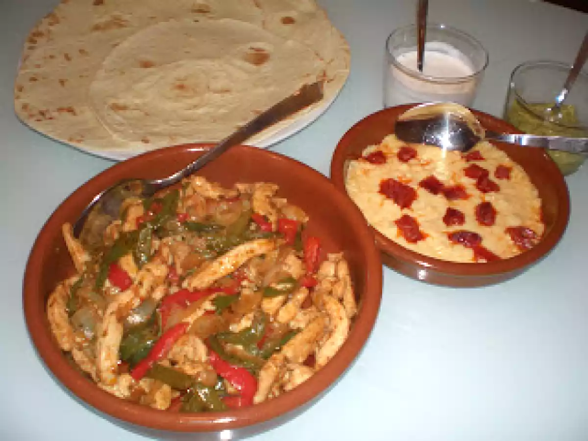 Fajitas tex-mex y queso fundido con chorizo.