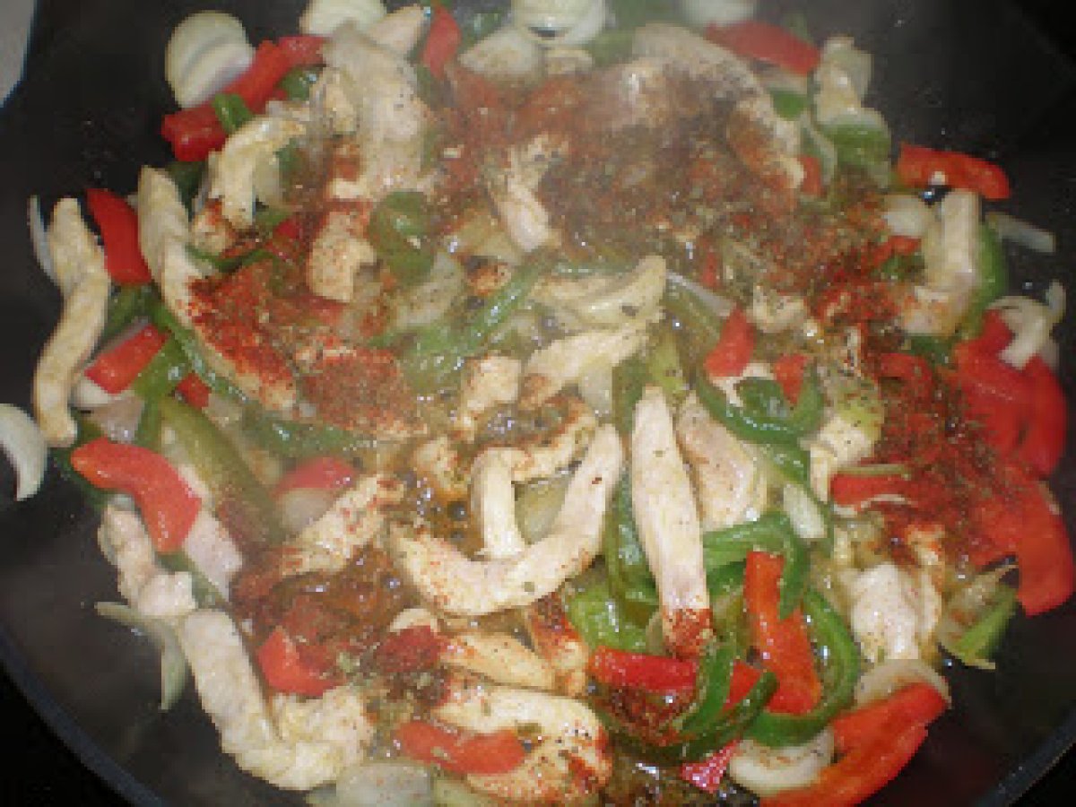 Fajitas texmex y queso fundido con chorizo. Receta Petitchef