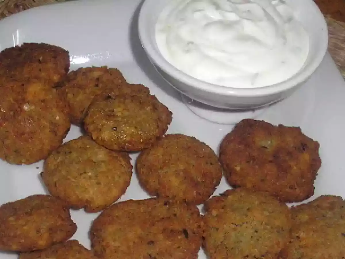 FALAFELS DE HABAS SECAS CON SALSA DE YOGURT.