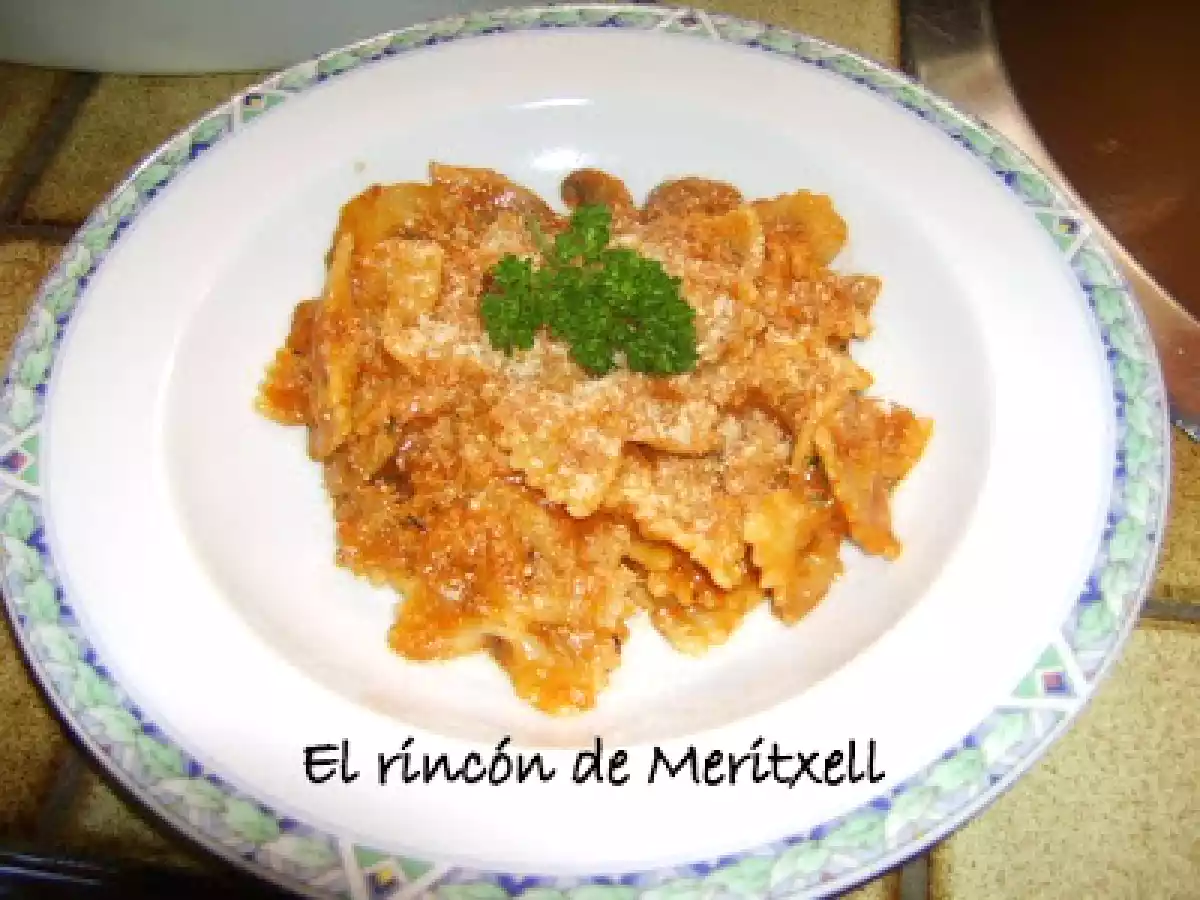 Farfalle con atún y salsa de tomate