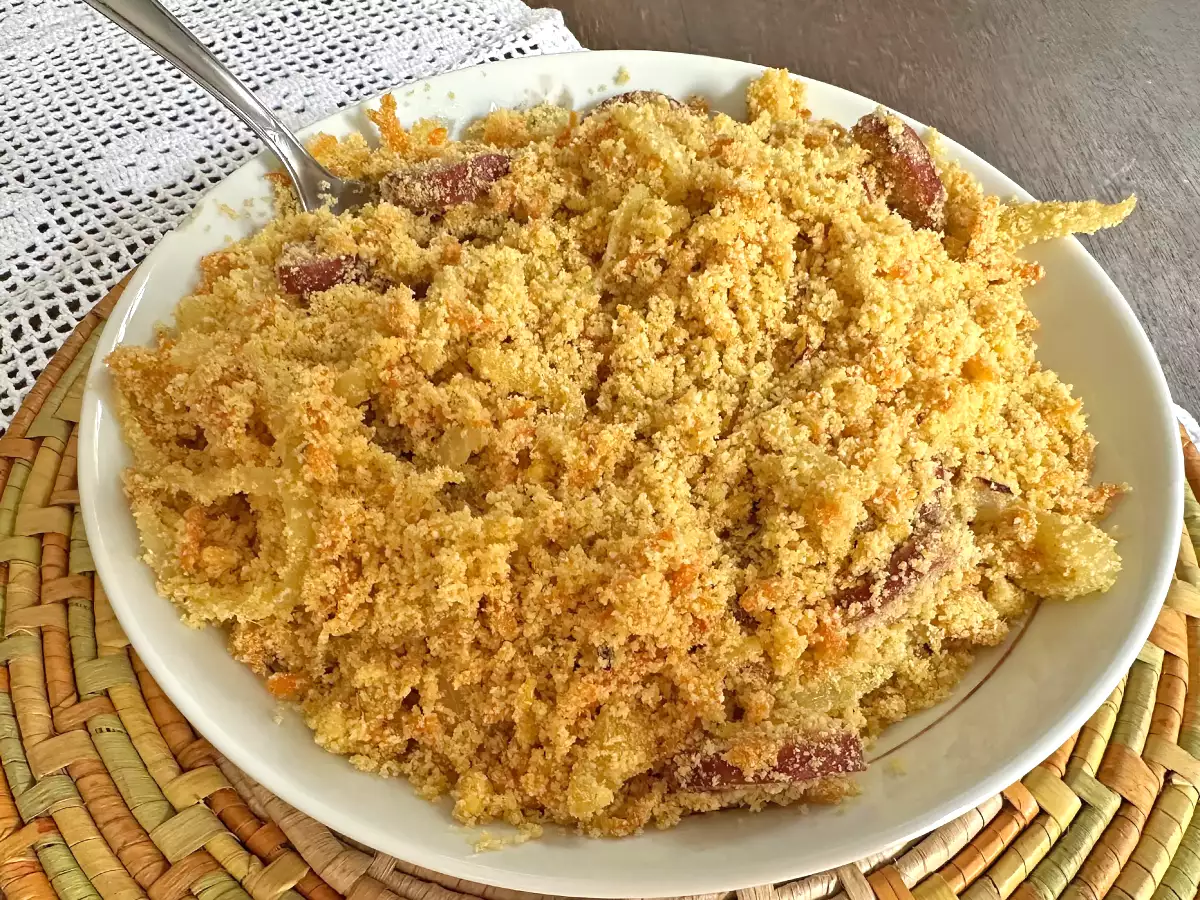 Farofa brasileña dorada con chorizo fresco, huevo y zanahoria - foto 2