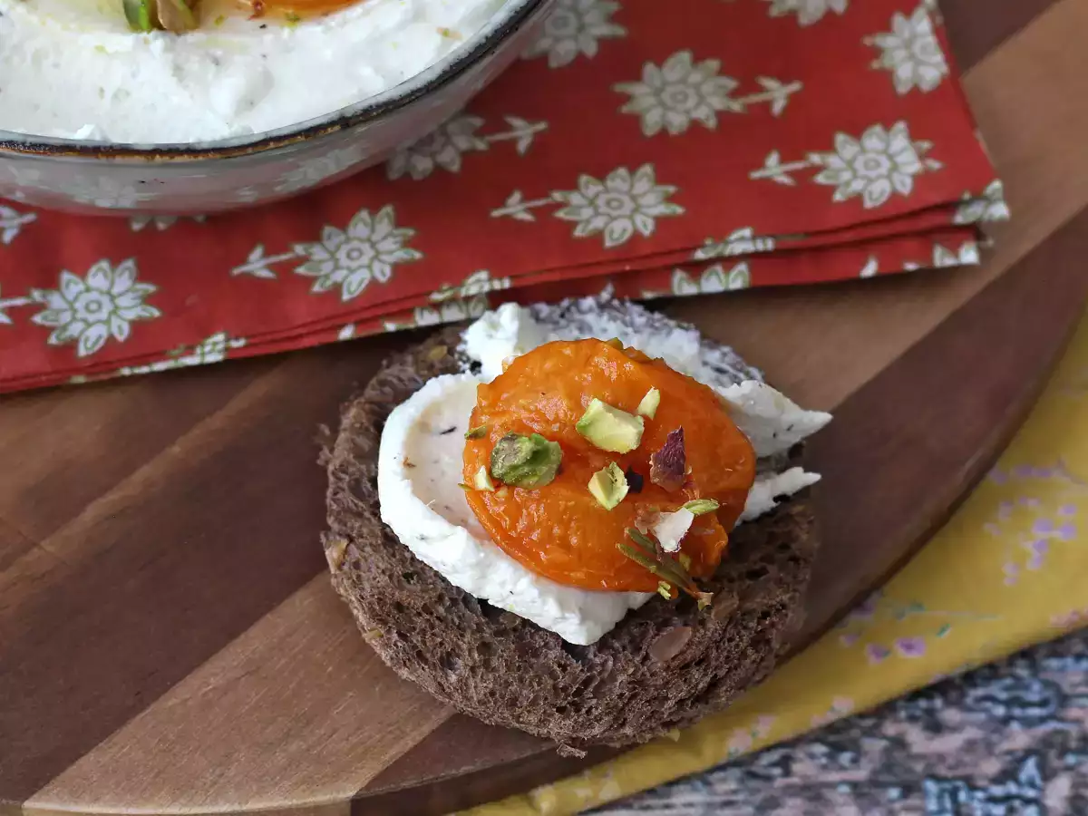 Feta batida con albaricoques asados y pistacho: ¡la crema para untar perfecta para el aperitivo! - foto 3