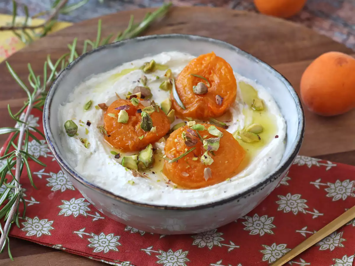 Feta batida con albaricoques asados y pistacho: ¡la crema para untar perfecta para el aperitivo! - foto 4