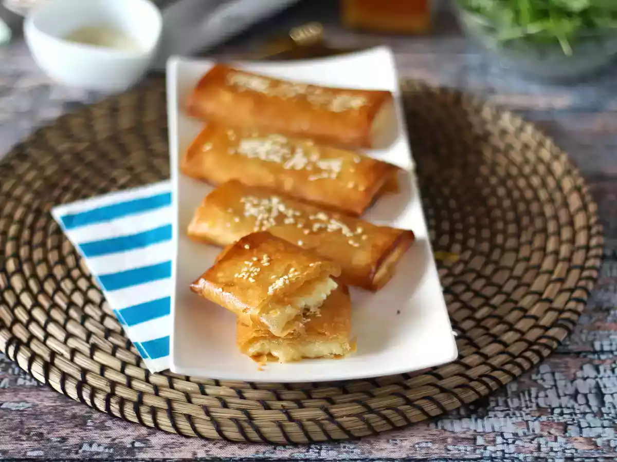 Feta Saganaki, la receta griega crujiente con queso feta y miel