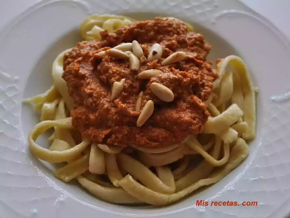 Fetuccini caseros con pesto rojo