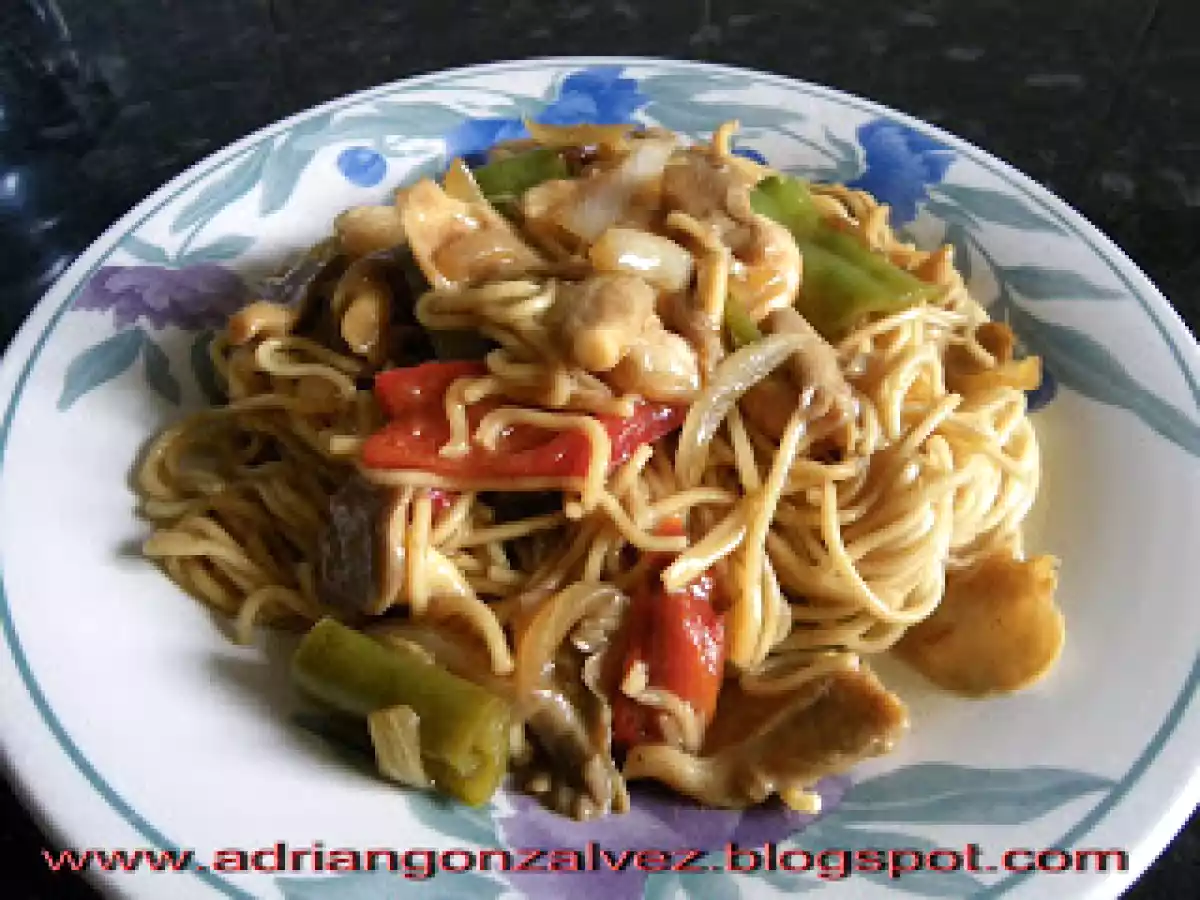 Fideos chinos con gambas, setas y salsa de ostras.