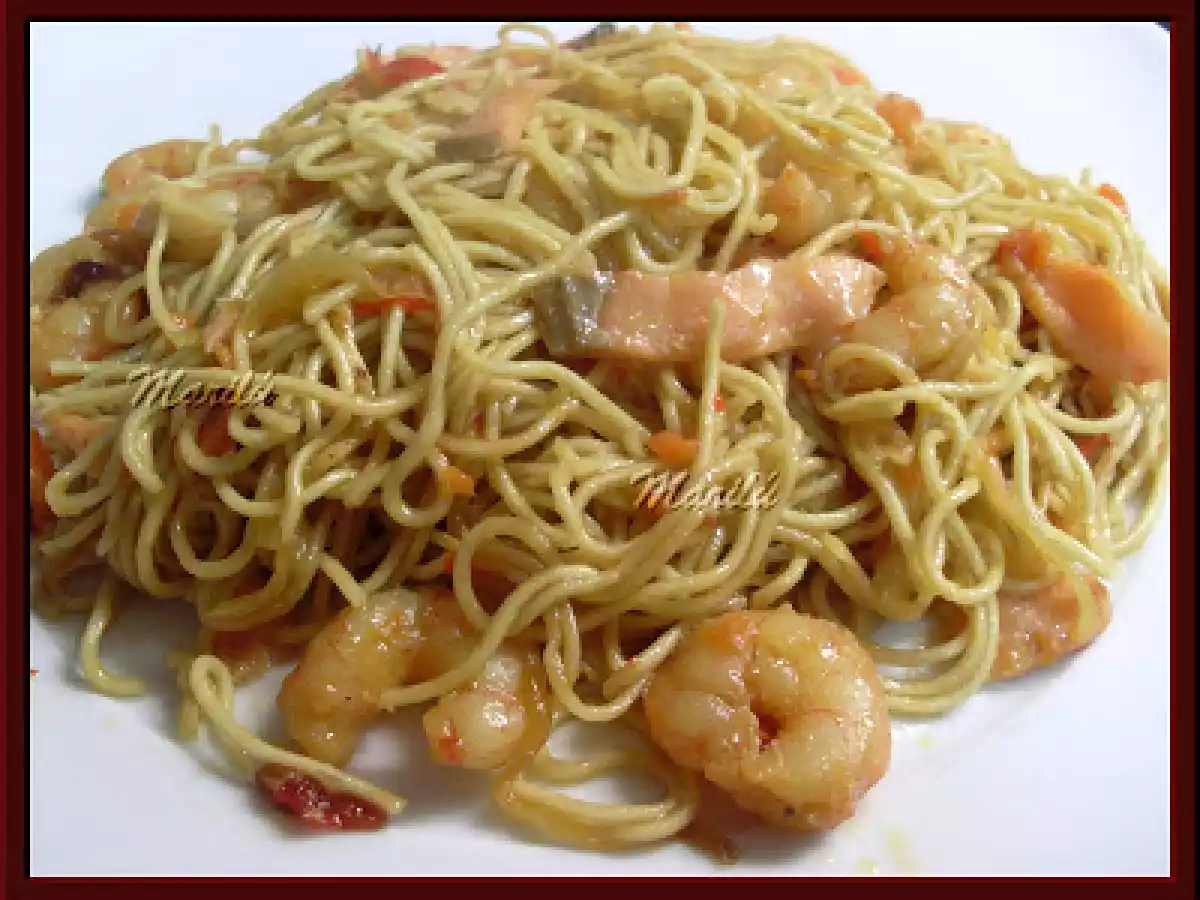 FIDEOS CHINOS CON GAMBAS Y SALMÓN