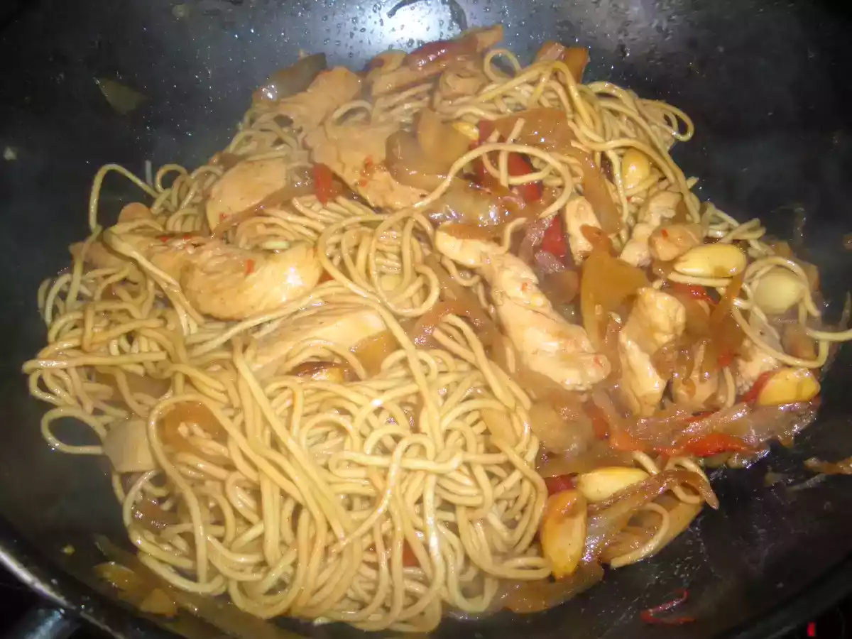 Fideos chinos con pollo