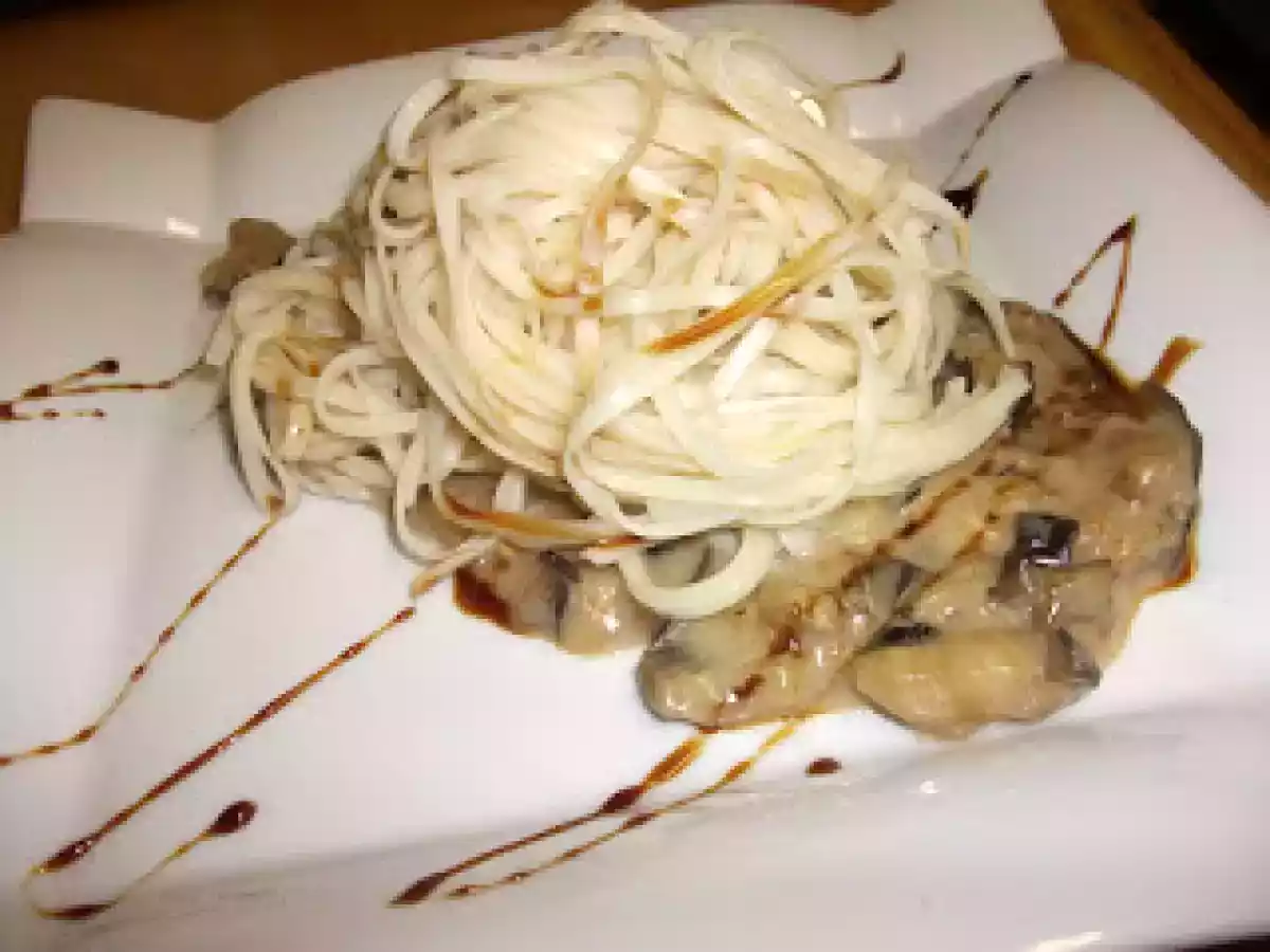 FIDEOS CHINOS CON SALSA DE BERENJENA Y MIEL