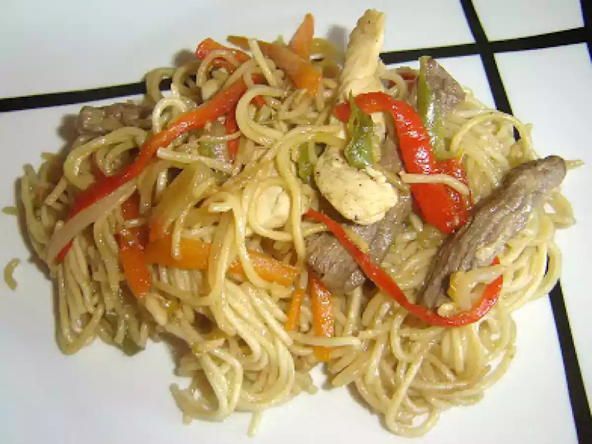 FIDEOS CHINOS CON TRES DELICIAS