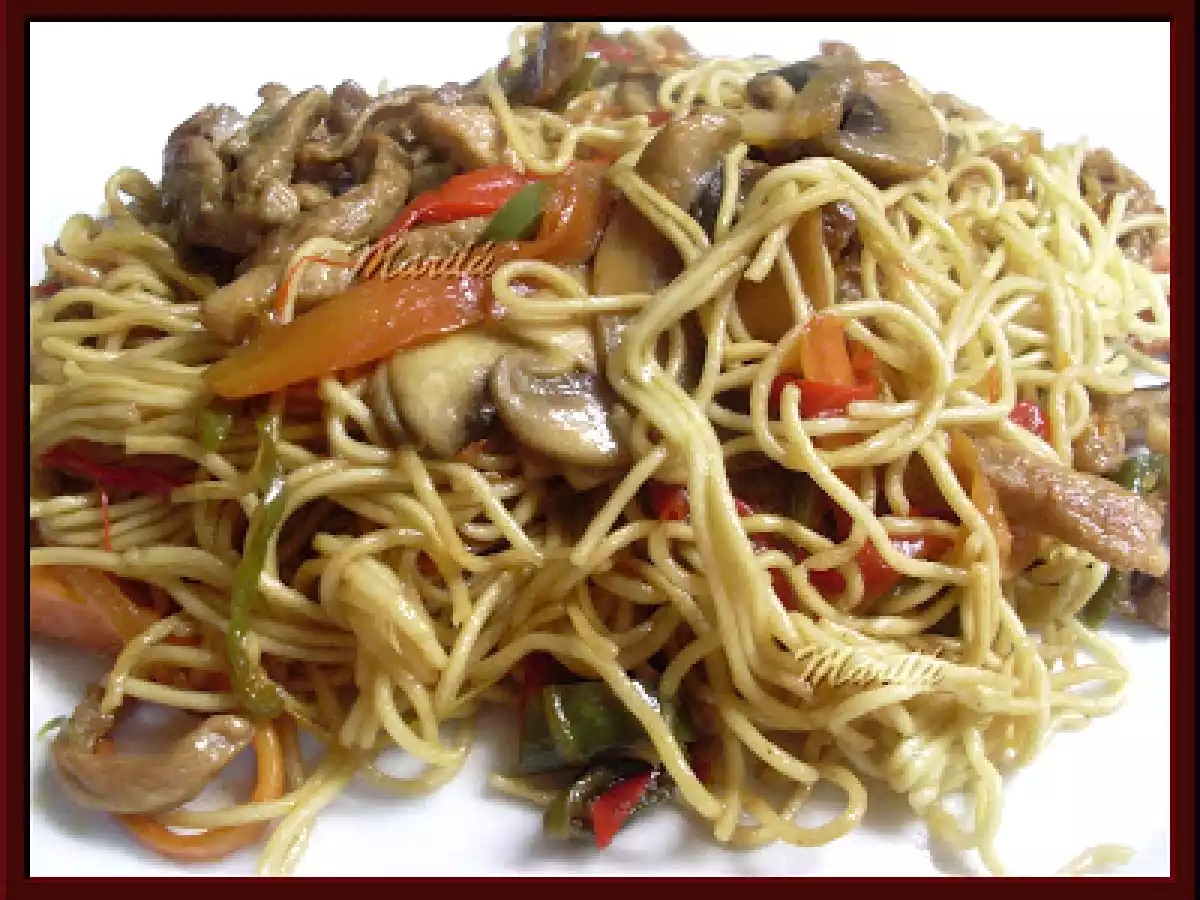 Fideos chinos con verduras y carne