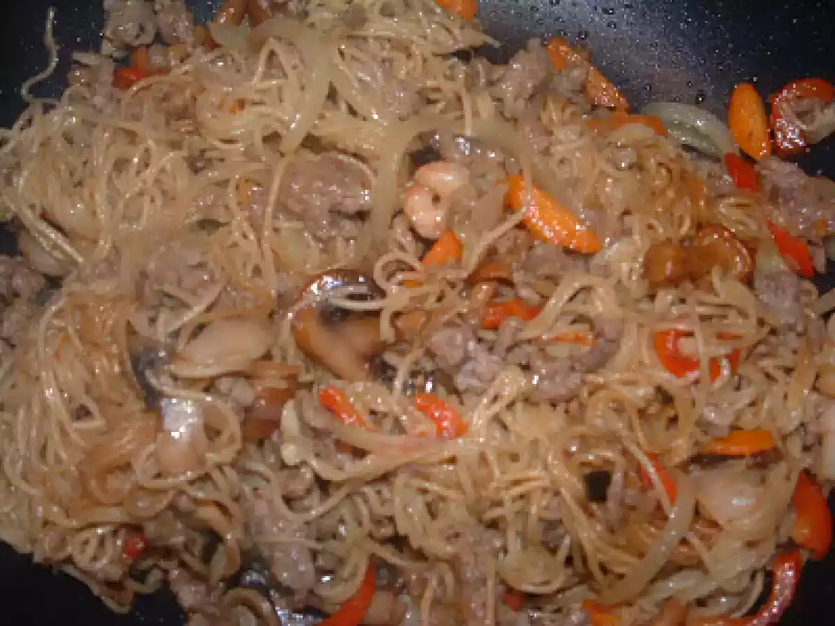 FIDEOS CHINOS FRITOS CON CARNE Y VERDURAS