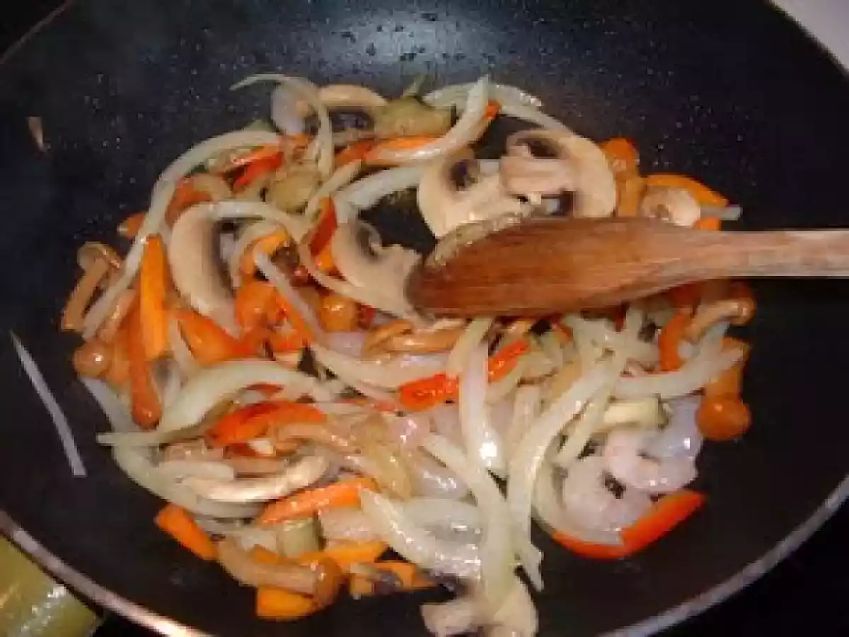 FIDEOS CHINOS FRITOS CON CARNE Y VERDURAS - foto 3