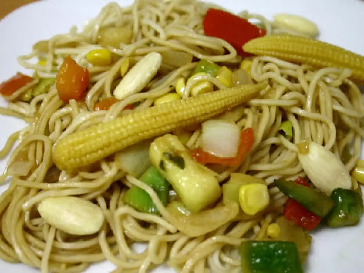 Fideos Chow Mein con verduras y almendras en salsa de ostras.