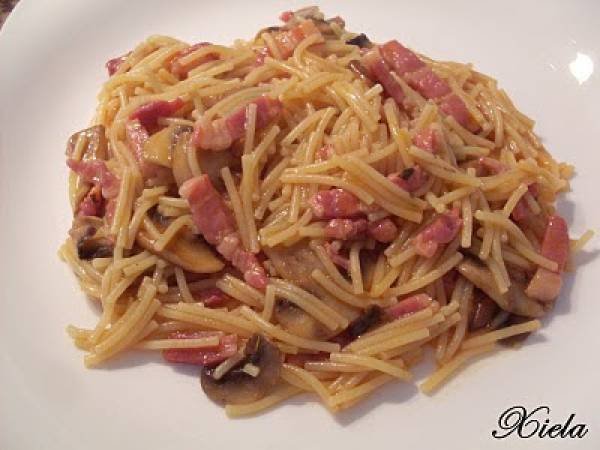 Fideos con champiñones y jamón