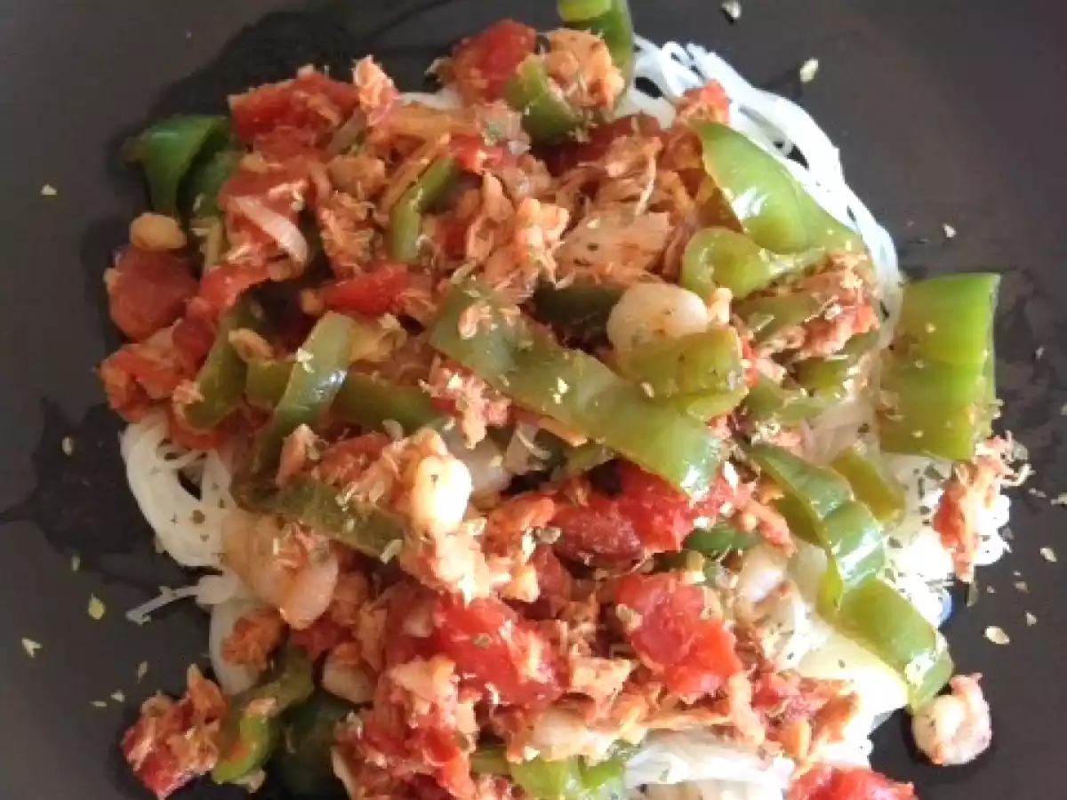 Fideos de arroz con bonito y gambas (sin gluten)