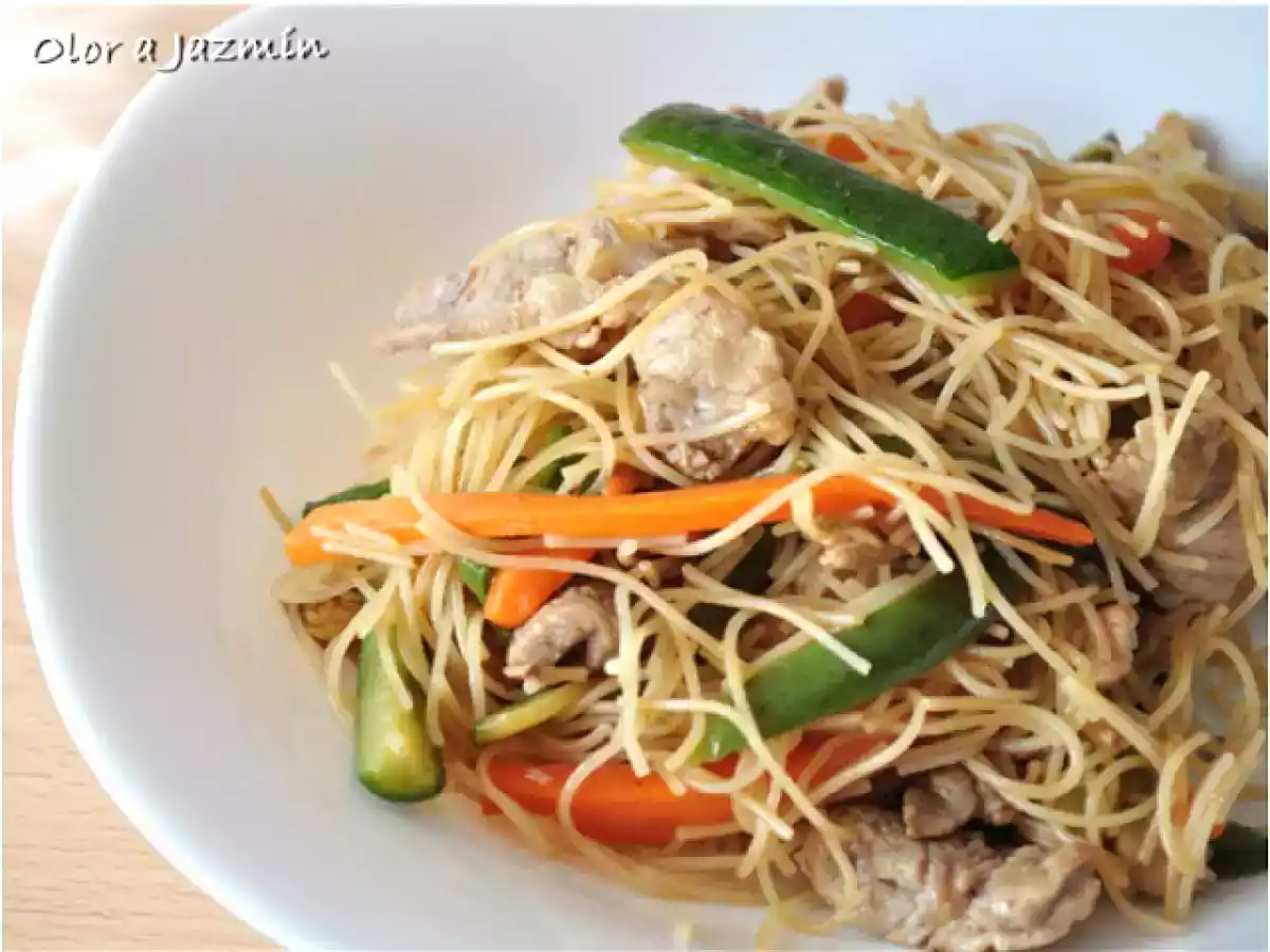 Fideos de arroz con cerdo y verduras