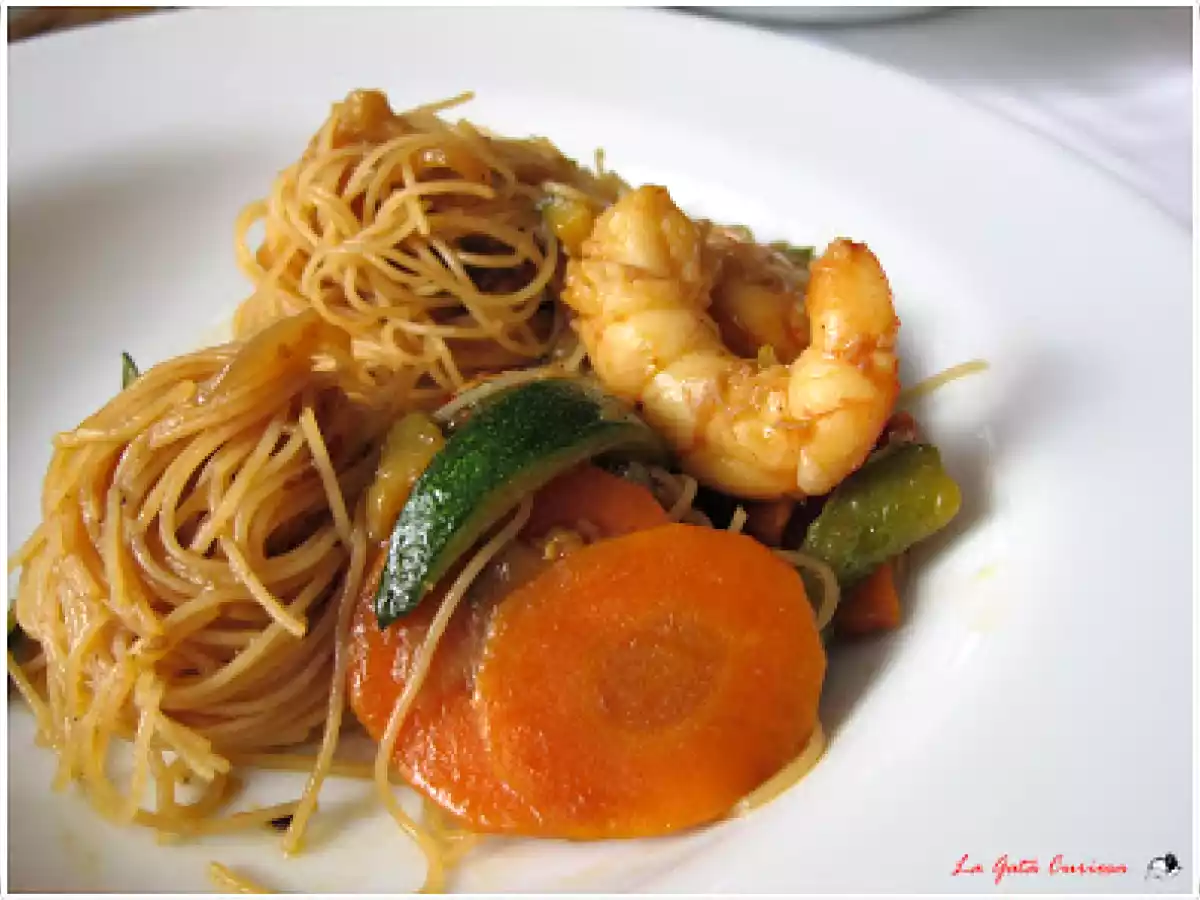 FIDEOS DE ARROZ CON VERDURAS Y GAMBAS