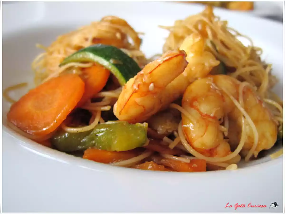 FIDEOS DE ARROZ CON VERDURAS Y GAMBAS - foto 2
