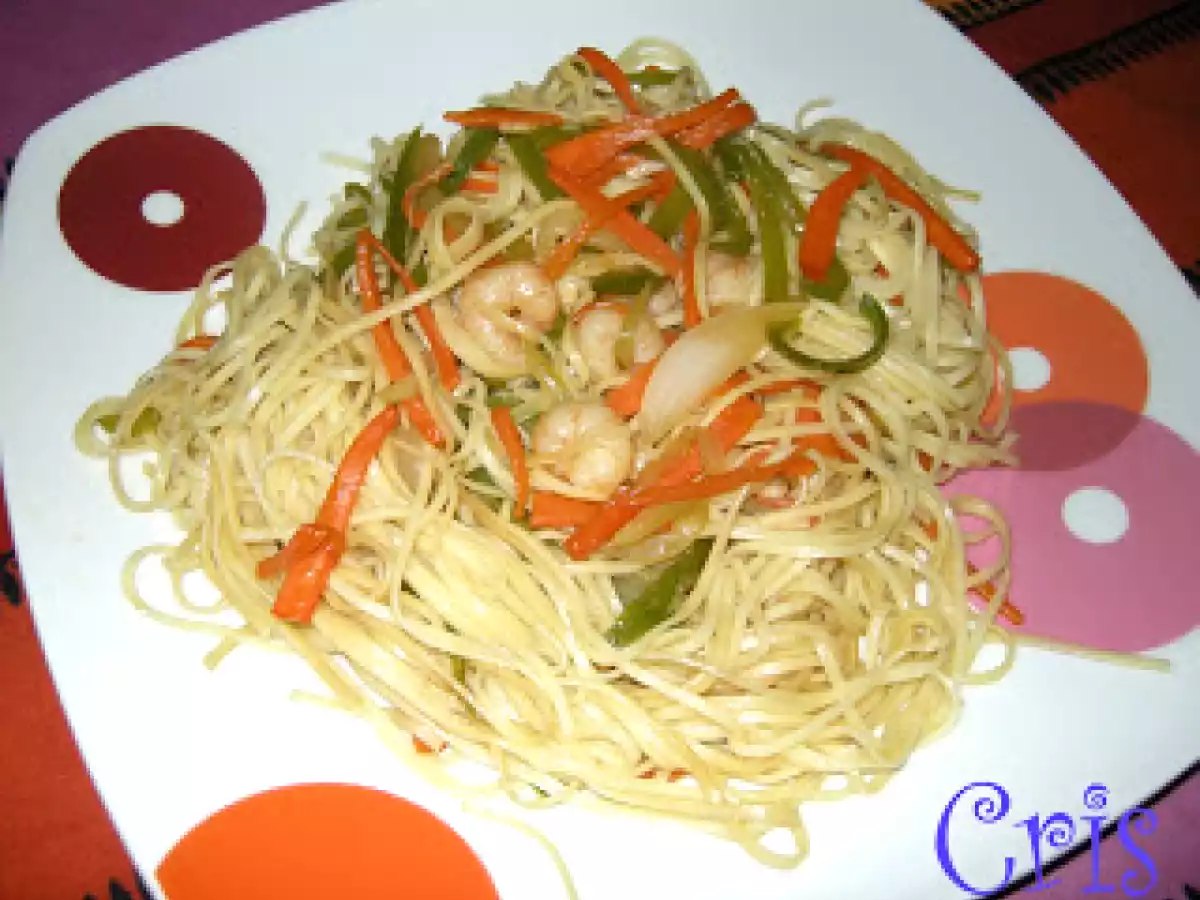 Fideos de huevo con verduras y gambas