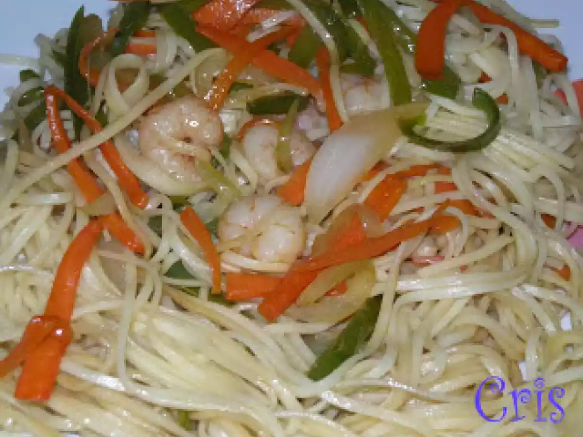 Fideos de huevo con verduras y gambas - foto 2