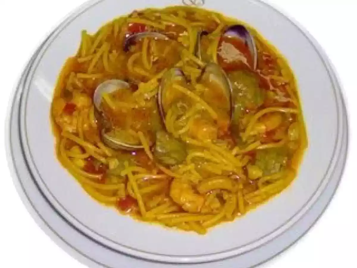 Fideos en amarillo con almejas