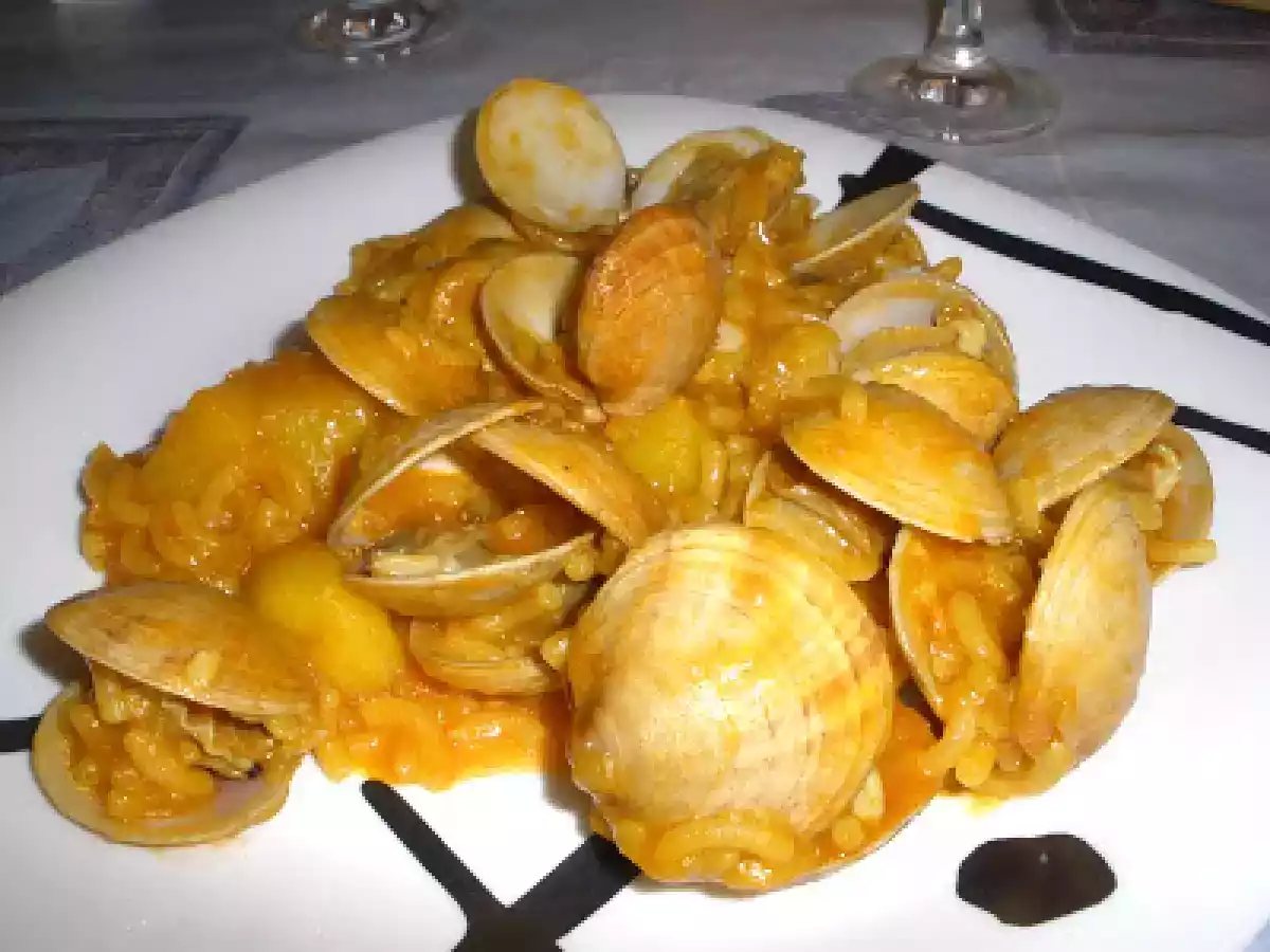 Fideos gordos con almejas