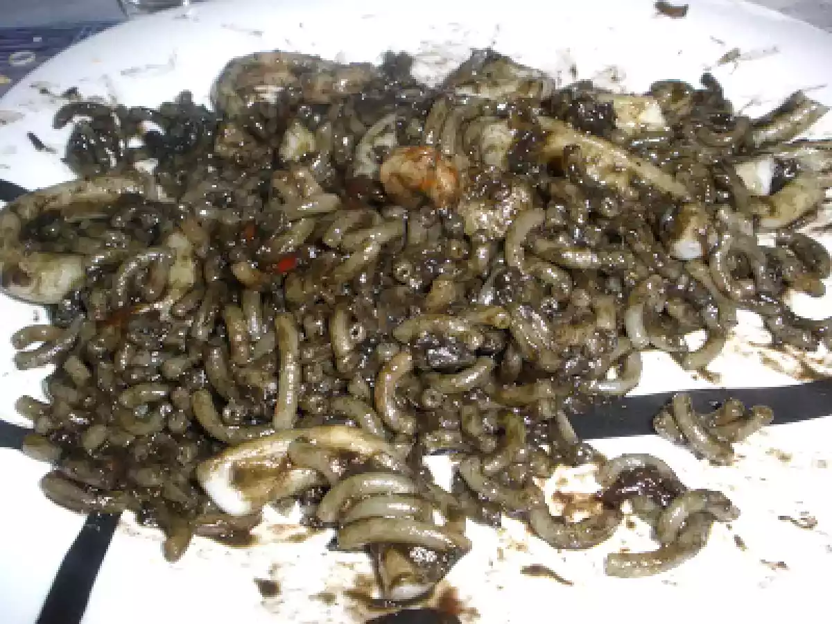 Fideos negros con calamares