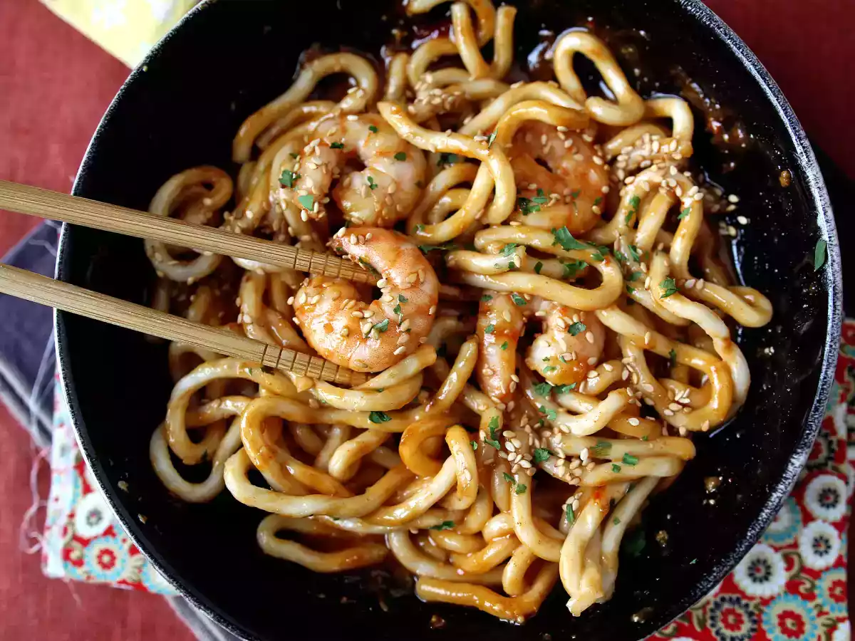 Fideos udon con gambas y salsa de cacahuete picante