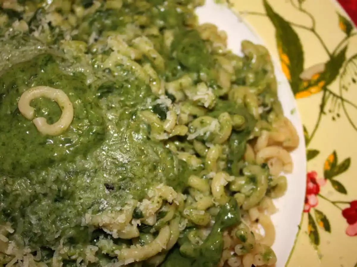 Fideua con salsa de espinacas y langostinos