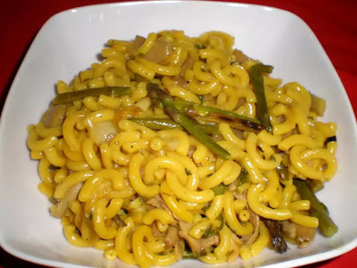 Fideua de ajos tiernos, trigueros y boletus