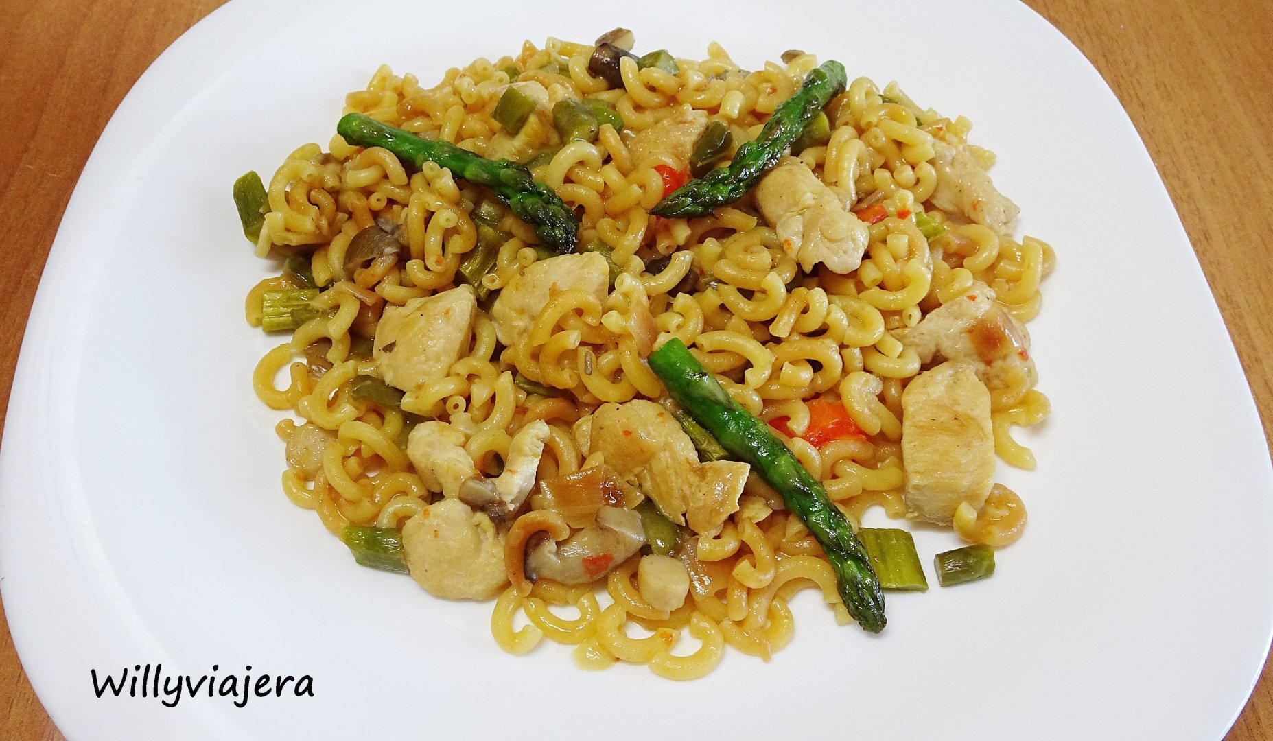 Fideuá de pollo, trigueros y setas Receta Petitchef