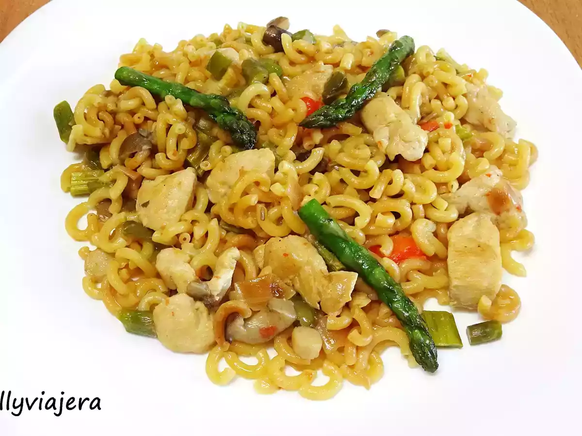 Fideuá de pollo, trigueros y setas