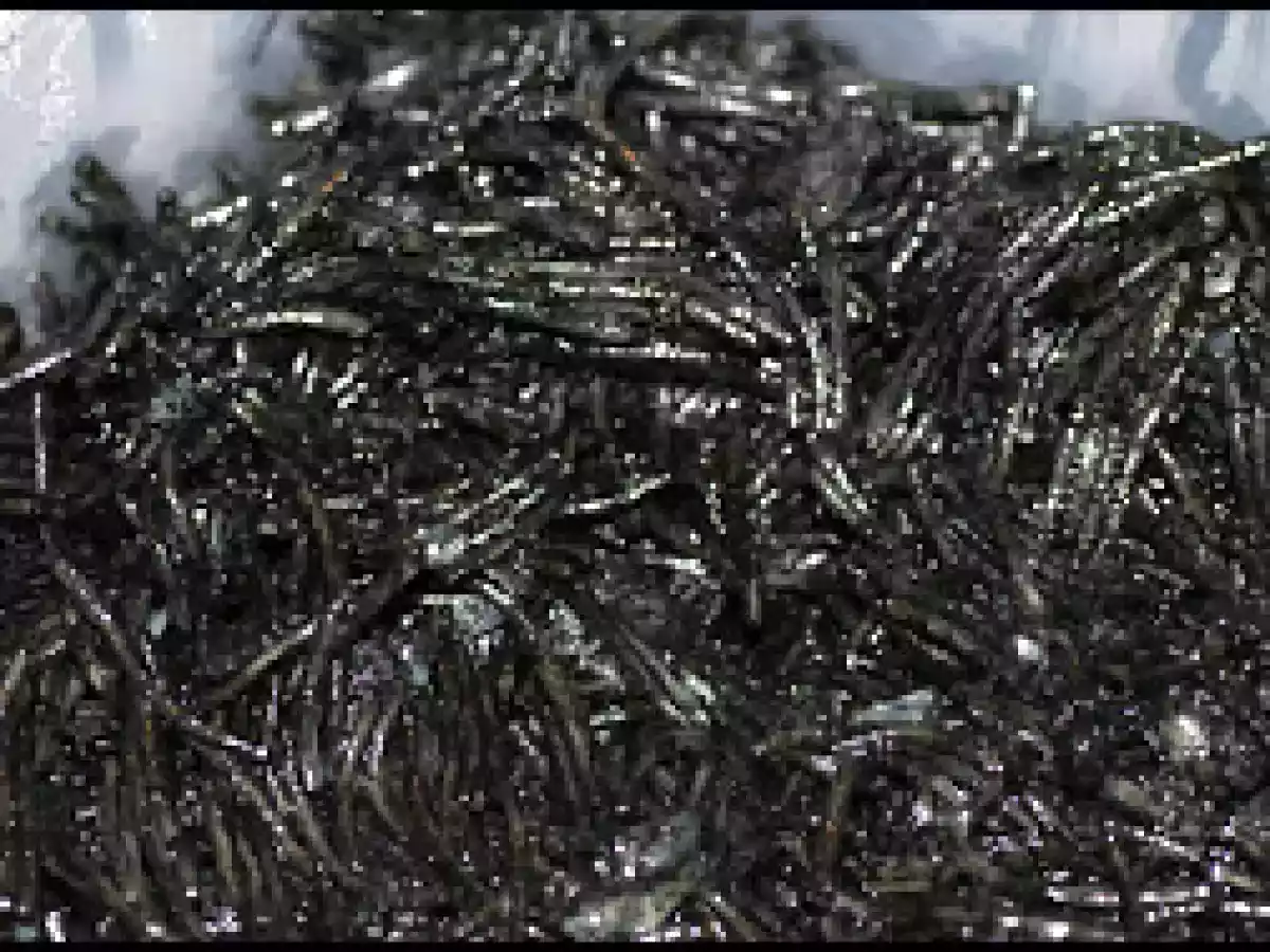 Fideuá negro con calabaza y trigueros a la plancha