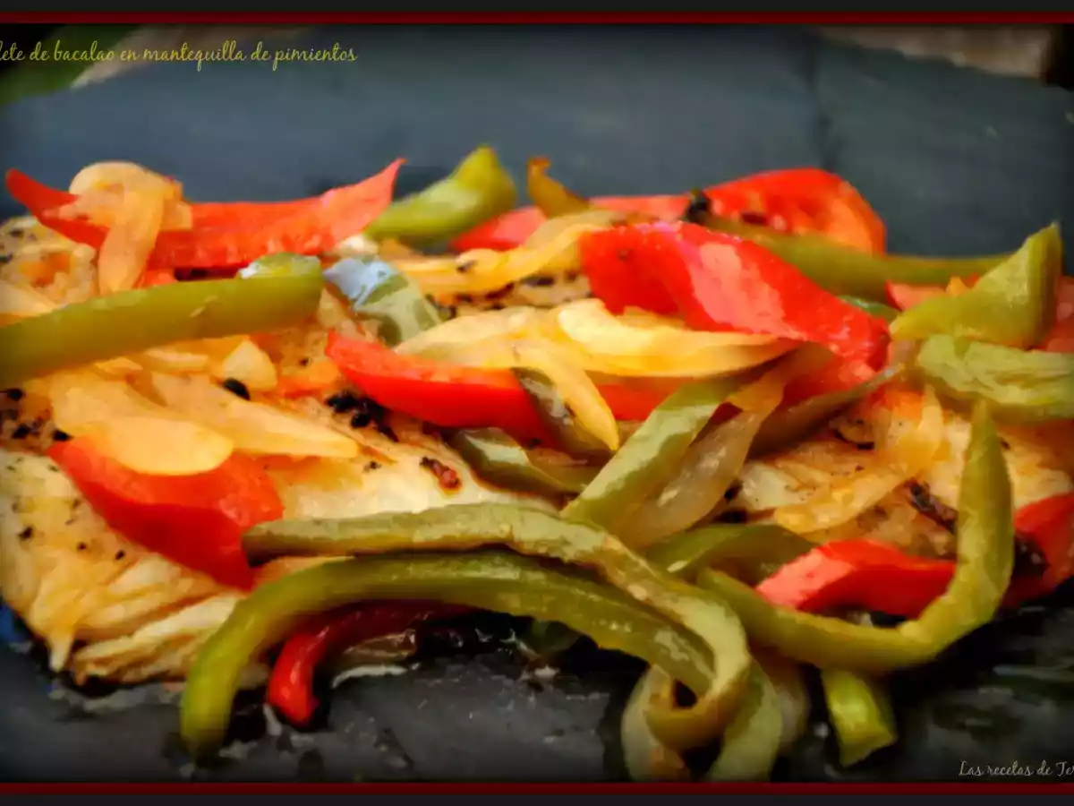 Filete de bacalao en mantequilla de pimientos.